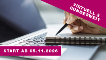 Ein Schreibblock liegt auf einem Laptop und eine schreibende Hand mit Stift – oben rechts im Blickfang steht "virtuell & bundesweit". Unten links ein Banner mit dem Text "Start ab 05.11.2026"