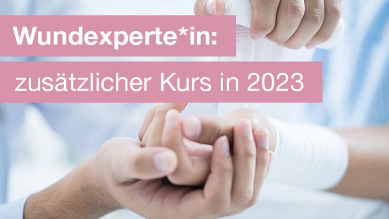 Ein Bild von einem Handgelenk, welches von einer Pflegekraft mit einem Verband verbunden wird - davor der Text: Wundexperte*in - zusätzlicher Kurs in 2023
