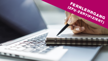 Ein Schreibblock liegt auf einem Laptop und eine schreibende Hand mit Stift – oben rechts im Blickfang steht "Fernlehrgang (ZFU-zertifiziert)"