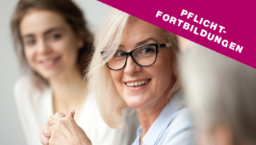 Eine Personengruppe sitzt in einer Tischreihe, im Fokus ist eine weibliche, in die Kamera lächelnde Person  – im Blickfang steht "Pflichtfortbildungen"
