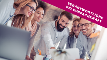 Eine Gruppe von Lernenden arbeiten an einem Projekt mit Laptop und Schreibutensilien – im Blickfang steht "Verantwortliche Pflegefachkraft"