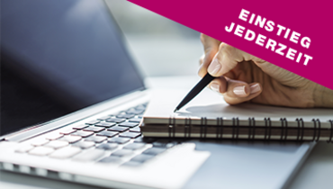 Ein Schreibblock liegt auf einem Laptop und eine schreibende Hand mit Stift – oben rechts im Blickfang steht "Einstieg jederzeit"