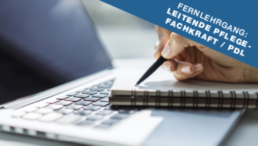 Ein Schreibblock liegt auf einem Laptop und eine schreibende Hand mit Stift – oben rechts im Blickfang steht "Fernlehrgang:
Leitende Pflegefachkraft / PDL"