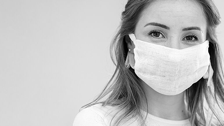 Eine Frau mit einer weißen Stoffmaske