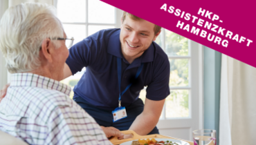 Ein Mitarbeiter in einem Pflegeheim beugt sich über einen Senior, der Essen vor sich stehend hat, und redet mit ihm – im Blickfang steht "HKP-Assistenzkraft Hamburg"