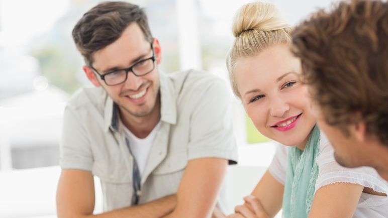 Eine Arbeitsgruppe tauscht sich über ein gemeinsames Projekt aus