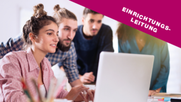 Eine Gruppe von Lernenden tauscht Ideen zu einem Projekt rund um einen Computer aus – im Blickfang steht "Einrichtungsleitung"