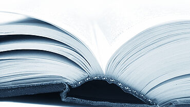 Ein offenes Buch auf dem Buchrücken liegend