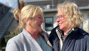 Sabine Tiedtke und Ursula Becker vor dem Hopsiz Lebensweg