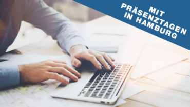 Ein Schreibblock liegt auf einem Laptop und eine schreibende Hand mit Stift – oben rechts im Blickfang steht "mit Präsenztagen in Hamburg"