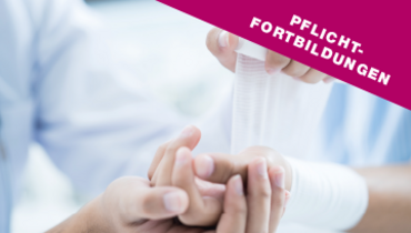 Ein Bild von einem Handgelenk, welches von einer Pflegekraft mit einem Verband verbunden wird – im Blickfang steht "Pflichtfortbildungen"