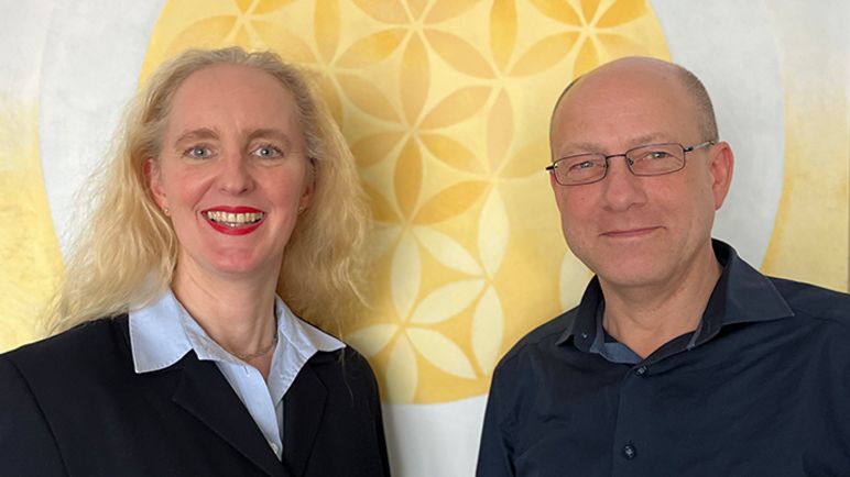 Die Dozentin Anja Schneider und der Dozent Ingo Raffeldt vor einem gelben Bild