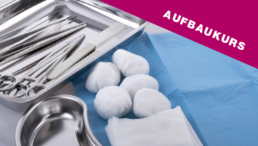 Medizinisches Equipment mit Verbandsmaterial in Nierenschale – im Blickfang steht "Aufbaukurs"