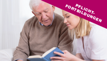 Ein Senior bekommt von einer Pflegerin oder Betreuerin aus einem Buch vorgelesen – im Blickfang steht "Pflichtfortbildungen"