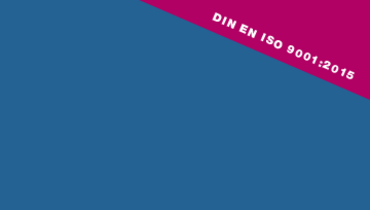 Blaue Kachel mit dem Blickfang "DIN EN ISO 9001:2015"