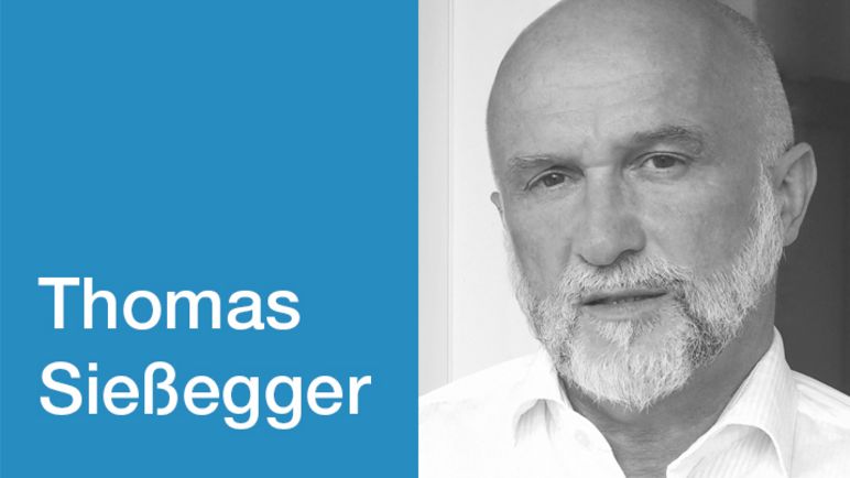 Das Bild von dem Dozenten Thomas Sießegger, links daneben auf blauem Hintergrund sein Name geschrieben