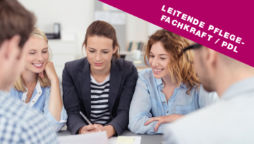 Eine Arbeitsgruppe arbeitet gemeinsam an einem Tisch an einem Projekt – im Blickfang steht "Leitende Pflegefachkraft / PDL"