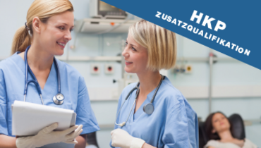 Zwei Krankenschwestern im Austausch, im Hintergrund liegt eine Patientin – im Blickfang steht "HKP Zusatzqualifikation"