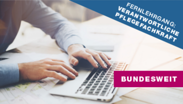 Ein Schreibblock liegt auf einem Laptop und eine schreibende Hand mit Stift – oben rechts im Blickfang steht "Fernlehrgang:
Verantwortliche Pflegefachkraft" – darunter ein weiterer Blickfang mit "bundesweit"
